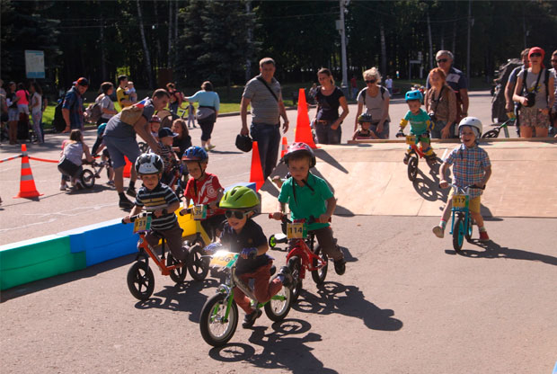 ?Бесплатные занятия по беговелу и велоспорту для детей на Поклонной горе - слайд 1