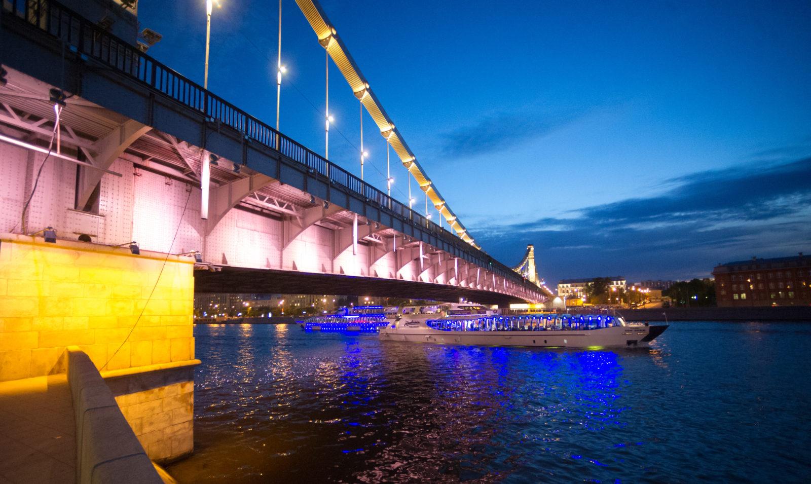 Крымский мост покрасят ко Дню города 