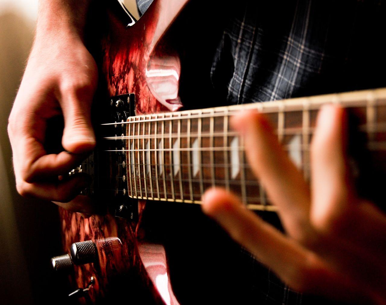 Игра на гитаре: записаться на занятия в Westendschool