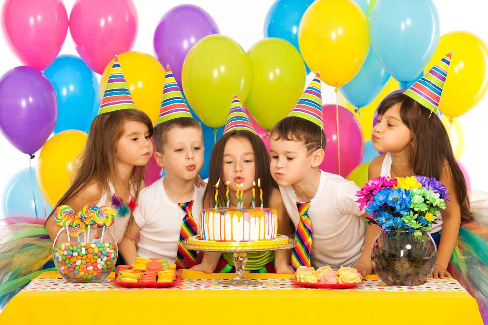 Как украсить комнату ребенку на день рождения: используем шары
