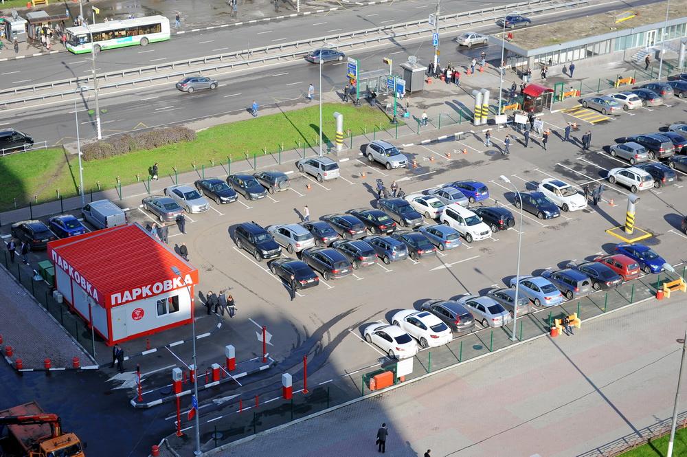 В какие дни в Москве в 2017 году водителям доступны бесплатные парковочные места
