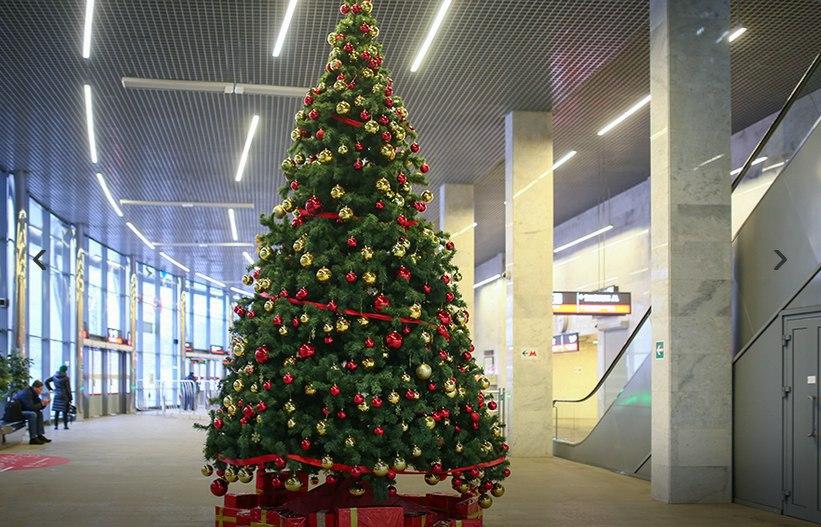 Станции МЦК начали украшать новогодними елками