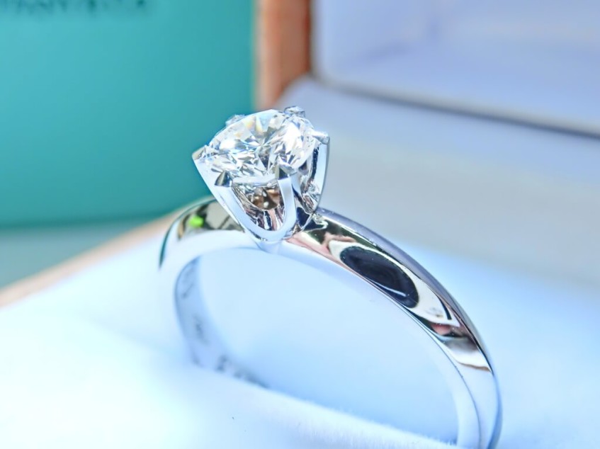 Как выбрать и на что обратить внимание при покупке кольца с бриллиантом