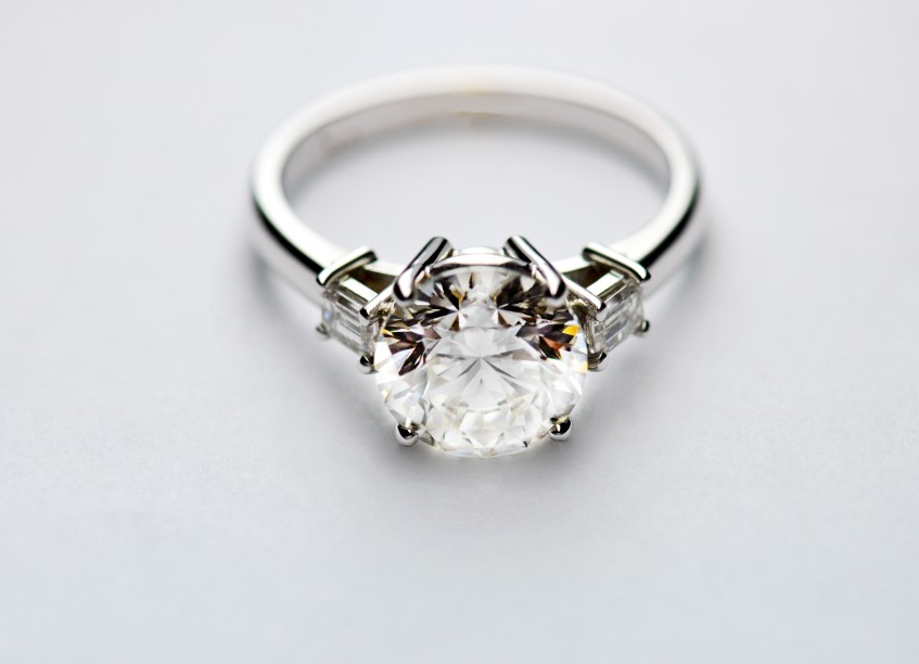 Как выбрать и на что обратить внимание при покупке кольца с бриллиантом