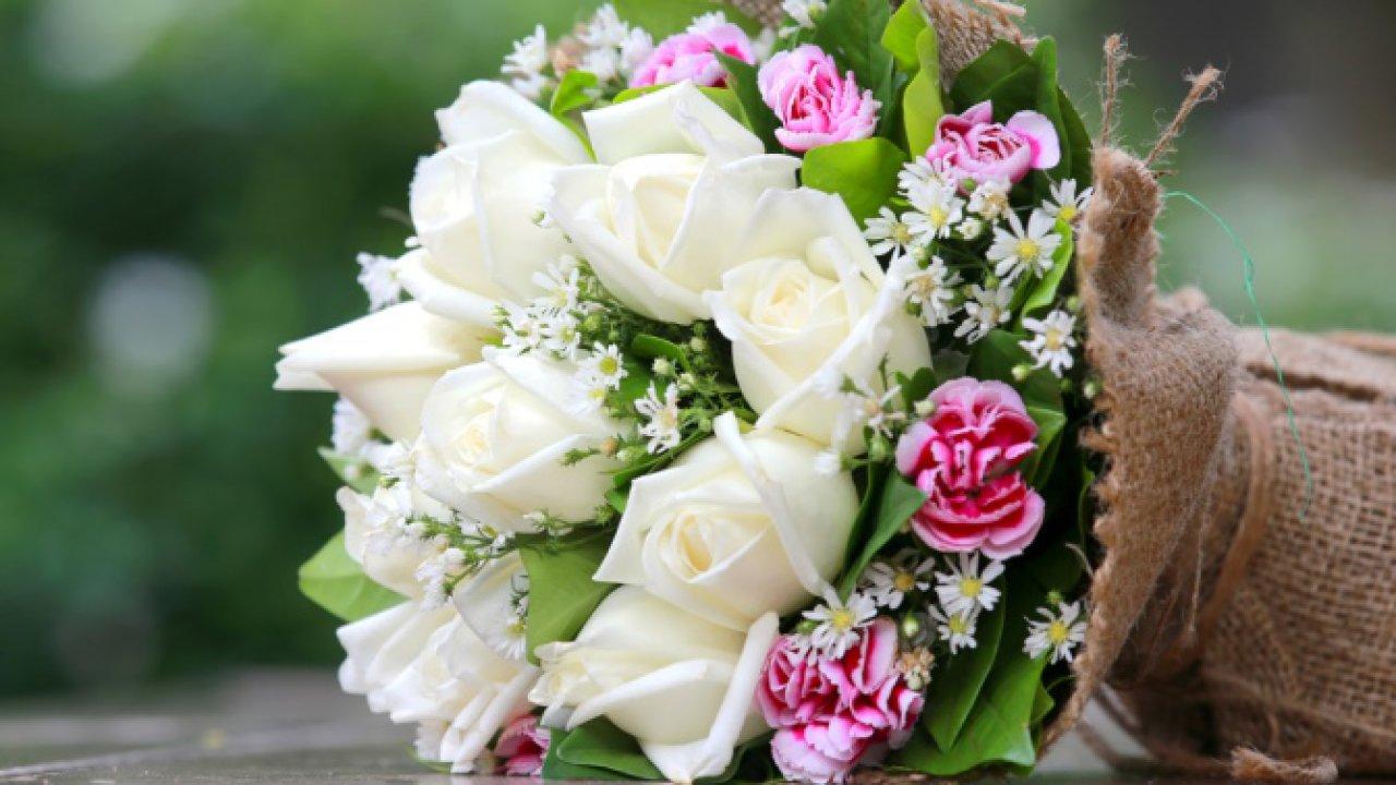 дарят ли белые розы на день рождения