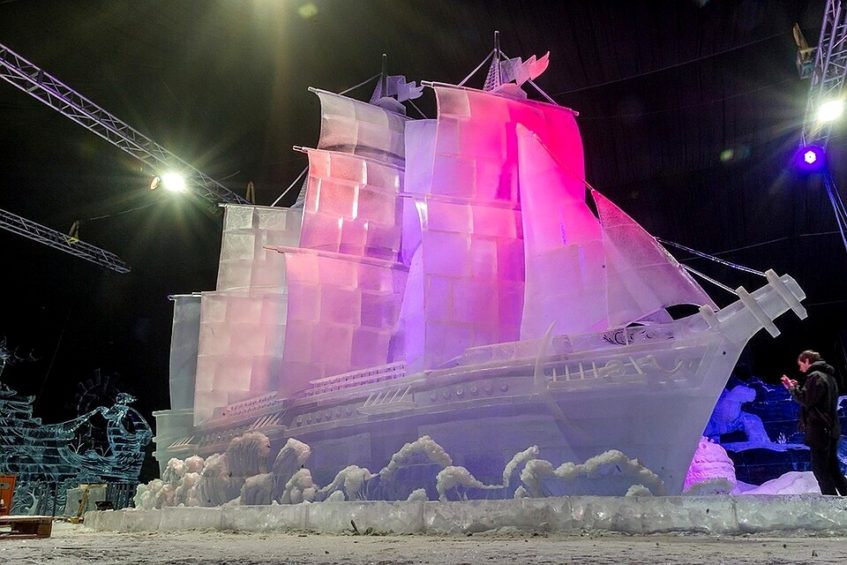 В парке Горького проходит выставка ледяных скульптур «-273°. Ледяной космос».  