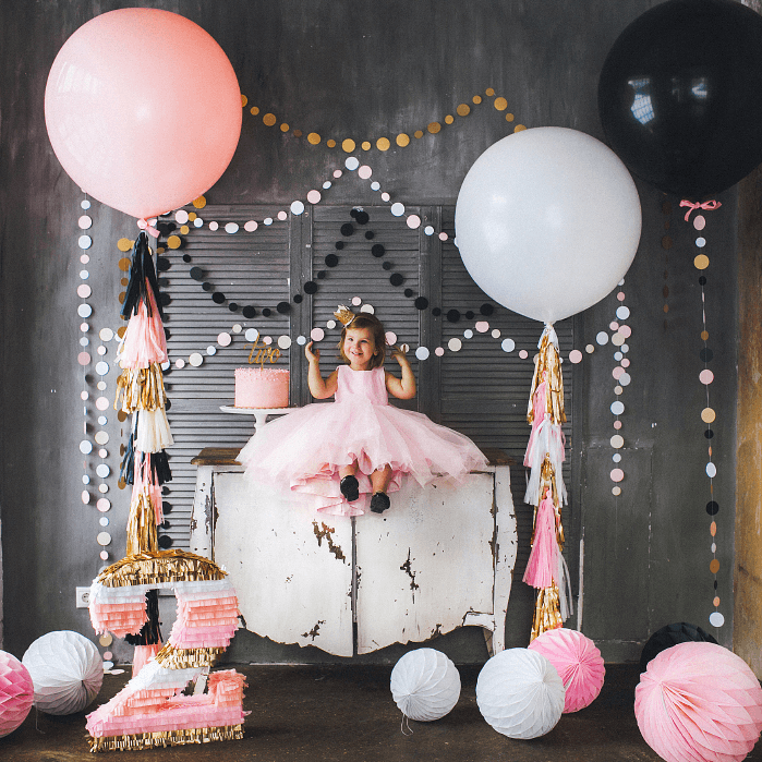 Как украсить комнату ребенку на день рождения: используем шары