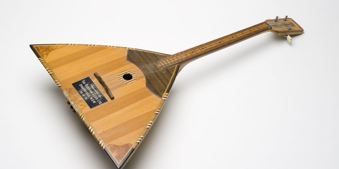 Народный музыкальный инструмент балалайка