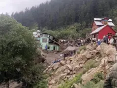 Наводнение разрушило деревню в Индии: десятки погибших и сотни пропавших